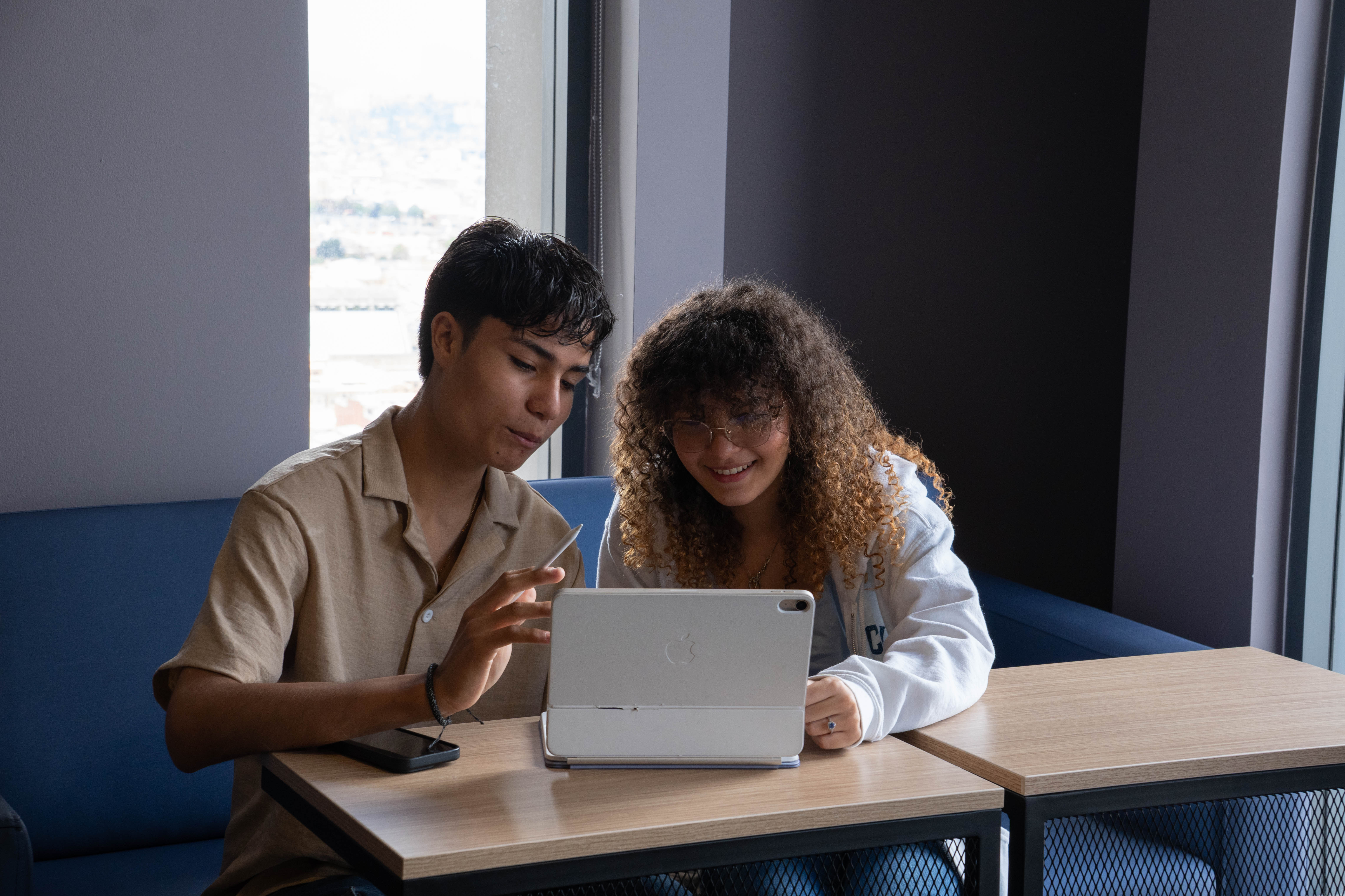 Residentes de CityU estudiando juntos, residencia universitaria en Bogotá